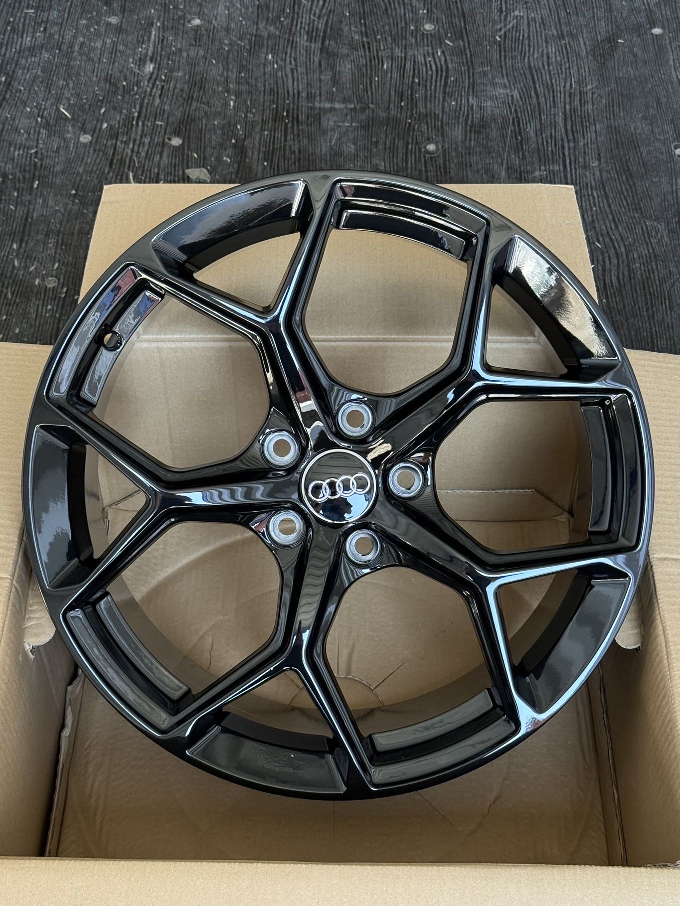 Диск STG TS-5598 8x18 5/112 ET42 D66.6 Glossy